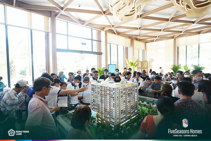 khách hàng tham quan và trải nghiệm nhà mẫu