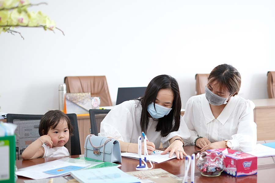 Khách hàng đến nhận căn hộ Lavita Charm