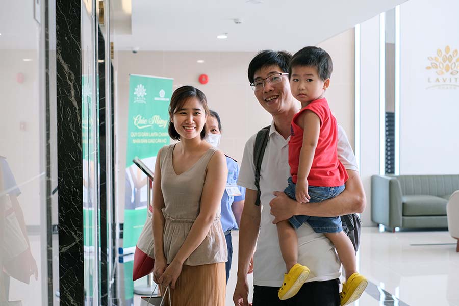 Khách hàng đến nhận căn hộ Lavita Charm