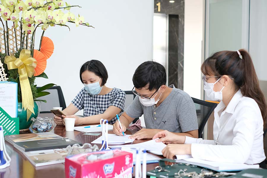 Khách hàng đến nhận căn hộ Lavita Charm