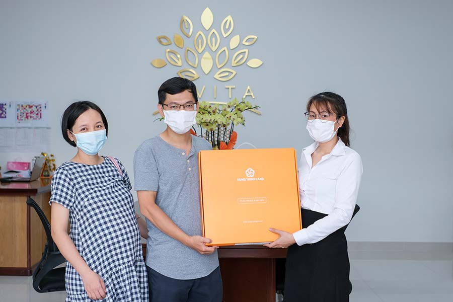 Khách hàng đến nhận căn hộ Lavita Charm