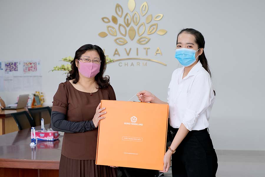 Khách hàng đến nhận căn hộ Lavita Charm