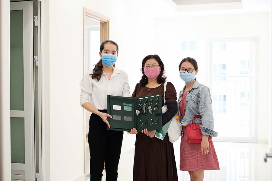 Khách hàng đến nhận căn hộ Lavita Charm