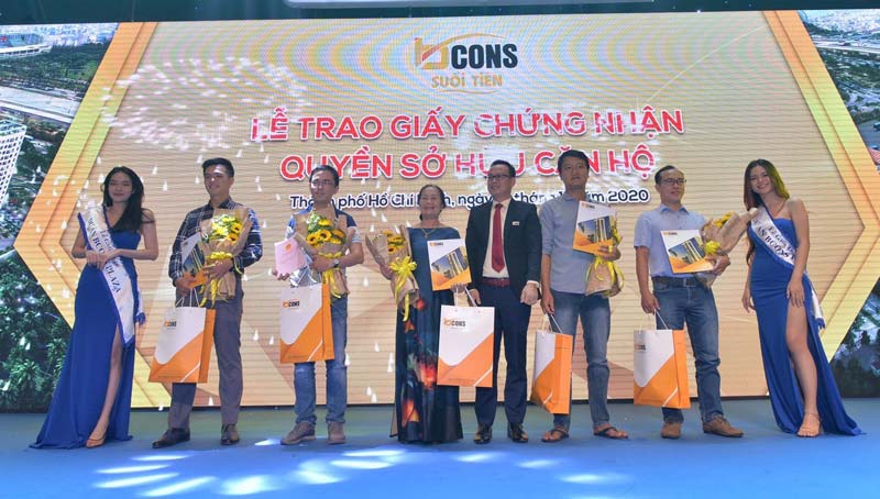 Trao giấy chứng nhận Bcons Suối Tiên